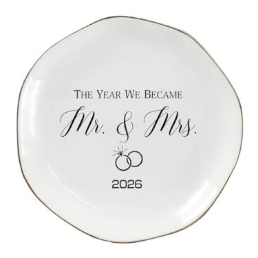 Imagem de Baobeily The Year We Became Mr & Mrs 2026 - Suporte de anel de cerâmica elegante para presentes de noivado, casamento e chá de panela - Lembrança de lua de mel para amigos, recém-casados e futuras