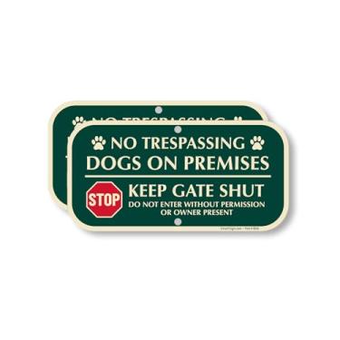 Imagem de SmartSign Pacote com 2 placas No Trespassing Dogs on Premises - Placa Keep Gate Shut Do Not Enter com símbolo de stop, alumínio laminado de 63 mm, fácil montagem na porta, portão ou parede,