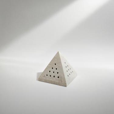 Imagem de Queimador de incenso de pedra natural, design de pirâmide, suporte de cone com vários orifícios, suporte de aromaterapia triangular texturizado para sálvia e tigela de travertino Palo Santo para sala