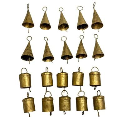 Imagem de BELLUXE Sinos de vaca pequenos vintage rústicos de metal de lata da sorte feitos à mão Sinos em corda de juta decoração de parede para pendurar na parede (20, cone cilíndrico pequeno)