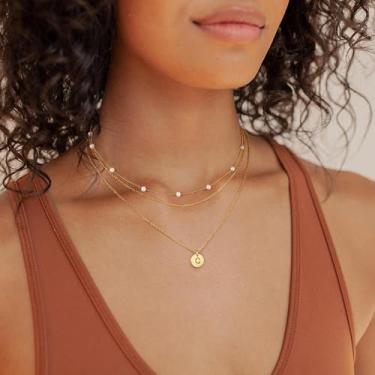 Imagem de Colares femininos banhados a ouro 14K delicados com inicial em camadas, corrente com contas de pérolas, pingente de disco A-Z, colar gargantilha empilhável, presente de aniversário personalizado para