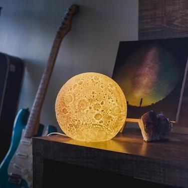 Imagem de Luminária com Formato de Lua Realista