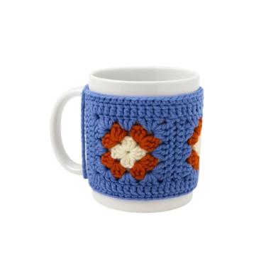 Imagem de Caneca de crochê feita à mão aconchegante, azul com padrão floral laranja e creme, design quadrado vovó, serve em xícaras de café de 325 ml, manga para aquecer bebidas