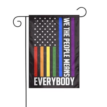 Imagem de KOSUES Orgulho LGBT Arco-íris Gay We The People Means Everybody Bandeira de jardim 30 x 45 cm Bandeiras externas de dupla face vertical sazonal bandeira de boas-vindas festa quintal férias interior
