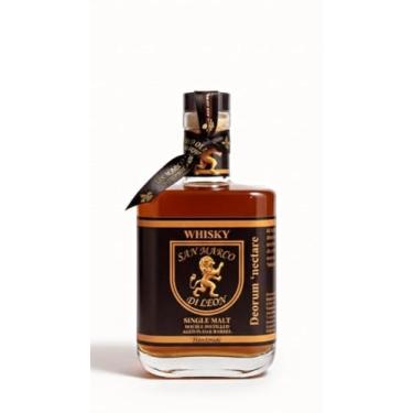 Imagem de SINGLE MALT WHISKY SAN MARCO DI LEON - ENVELHECIDO EM BARRIL DE CARVALHO TOSTA MÉDIA - DESTILAÇÃO DUPLA - ARTESANAL - SABOR SUAVE AMADEIRADO COM NOTAS DE AMÊNDOAS, NOZES E MEL - 700 ml 40% vol.