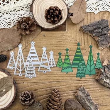 Imagem de Uma fileira de árvores de Natal, matrizes de corte de metal, matrizes de corte de árvores de Natal, cartões de papel, estênceis para fazer cartões em relevo, faça você mesmo, etiquetas de livros