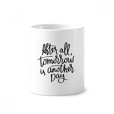 Imagem de Tomorrow is Another Day com citação de escova de dentes, suporte para caneta, copo de cerâmica