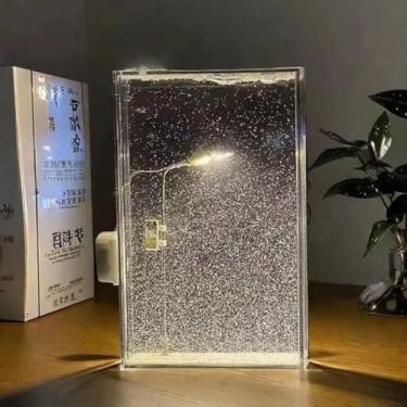 Imagem de Luminária Decorativa LED com Efeito de Neve Noturna, Design de Poste de Luz em Miniatura, Caixa Acrílica