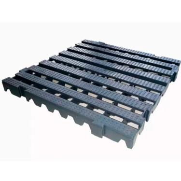 Imagem de Piso Plástico Modular Vazado, Preto, Polipropileno, 50x50x4cm, Antiderrapante, Sistema de Encaixe, para Áreas Úmidas e Industriais