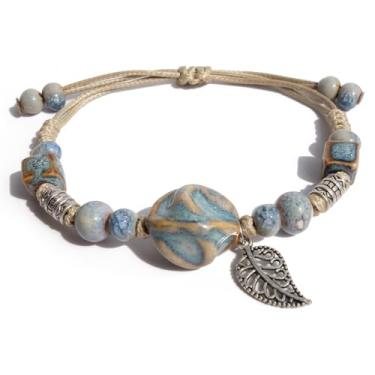 Imagem de Zlanderah Pulseira de contas de cerâmica azul marinho Boho com pingente de folha, pulseira de amizade boêmia ajustável para mulheres, joias hippie feitas à mão, presentes para ela