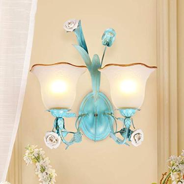 Imagem de Arandelas de parede em azul mediterrâneo com cúpula de vidro floral campestre, luminárias de cabeceira rústicas em tom rosa para quarto, sala de estar, corredor e varanda, com 2 braços.