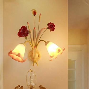 Imagem de Arandela de parede com design floral campestre, cúpula de vidro, luminária de cabeceira em ferro com rosas vermelhas, ideal para quarto, sala de estar, corredor e varanda, com 2 lâmpadas.