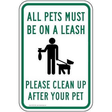 Imagem de ComplianceSigns. Com All Pets Must Be On A Leash Please Clean Up After Your Pet Sinal Refletivo, Branco Refletivo, 45,7 x 30,5 cm em alumínio de 80 mil