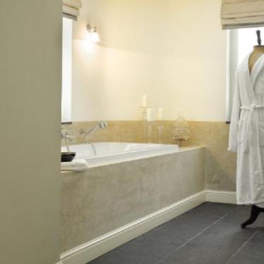 Imagem de Kit Rodapé de Poliestireno 3 Barras Frisadas de 12cmX2,44m Rende 7,32 