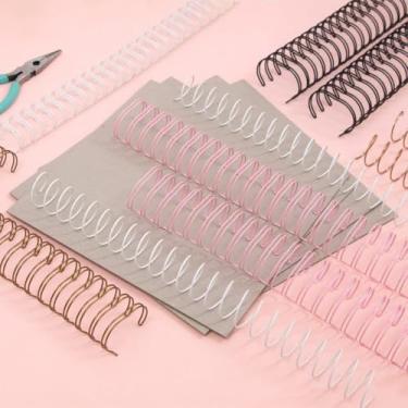 Imagem de Craftelier - Kit inicial de encadernação | Compatível com o fichário Cinch | Inclui grampos, anéis de encadernação dupla e espiral em diferentes diâmetros e cores e papelão de papelão