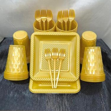 Imagem de Conjunto de luxo descartável para festas de aniversário com 260 peças Pratos quadrados de plástico colorido com efeito perolado Cores doces (Dourado)