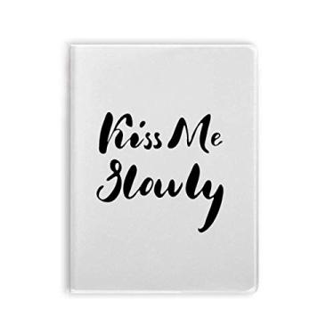 Imagem de Caderno de anotações escritas à mão Kiss Me com citação lenta. Diário de capa macia