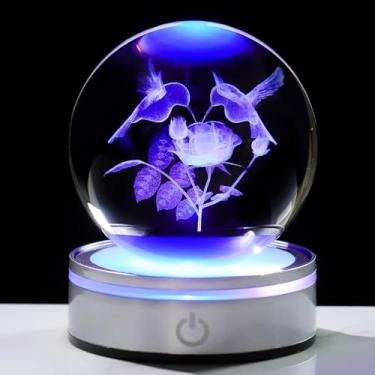 Imagem de Bola de beija-flor 3D de cristal de 8 cm para mulheres e homens, esfera de arte de animais de vidro colecionável com base de luz LED, lembranças para amantes de pássaros, decoração de casa