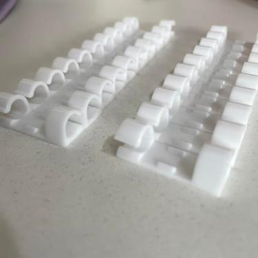 Imagem de Kit com 20 Unidades De Organizadores de Fios, Cabos e Carregadores Eletrônicos – Clipes Autoadesivos Transparente Passa Fio Autocolante Fixador Ideal para Escritório Mesa Casa (Branco)