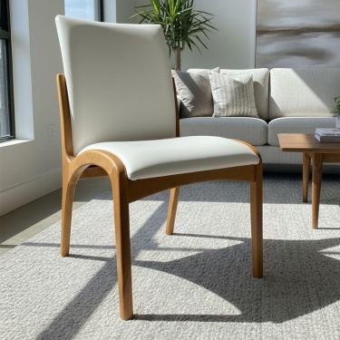 Imagem de Cadeira Aura Estofada Estrutura Em Madeira Maciça Courino Branco Conforto Para Sala De Jantar Mobília Decor