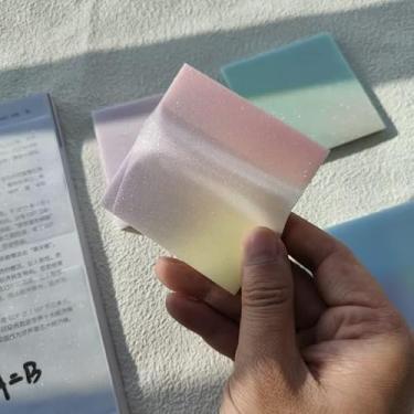 Imagem de Notas Adesivas Translúcidas Coloridas com Efeito Holográfico – 50 Folhas PET 7,6x7,6 cm (Brilho Glow, Efeito Transparente, Envio Aleatório
