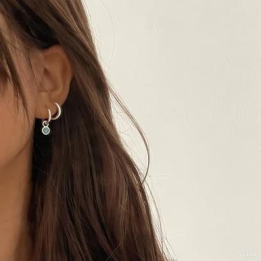 Imagem de Brincos de argola elegantes prateados com pedra azul, Medium, Metal, Safira