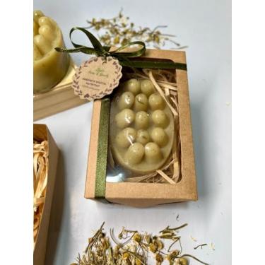 Imagem de Sabonete Vegetal Massageador Artesanal, Camomila e Argila Branca, 115g, com Textura Massageadora, em caixa com visor e laço