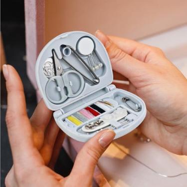 Imagem de Mini caixa de costura portátil para viagens, kit básico de costura de emergência com agulhas, fios, botões, tesoura, kit de caixa de costura pequena, presente para mulheres, avó, iniciantes, adultos