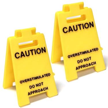 Imagem de 1 placa de mesa superestimulada com cautela, brincadeira engraçada, decoração de mesa de escritório superestimulada, não se aproxime, sinais de aviso, humor para decoração de mesa (2 peças de cuidado)