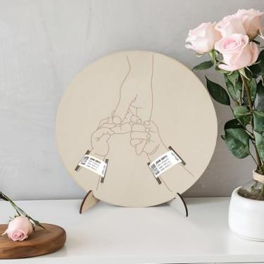 Imagem de BQSAZHYJ Placa de anúncio de bebê recém-nascido, suporte de pulseira de hospital de nascimento de bebê gravado em madeira Hello World placa de anúncio de recém-nascido decoração de chá de bebê de