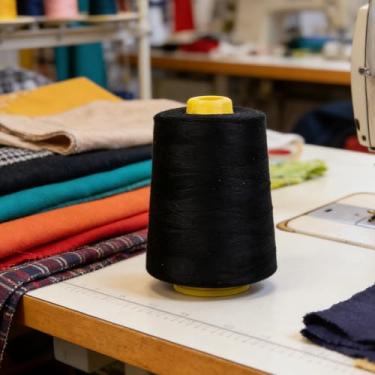 Imagem de Linha de bordado preta 3000 m, 100% poliéster, linha de bordado à máquina para Brother Singer Janome, linha de costura de alta resistência para artesanato e acolchoamento