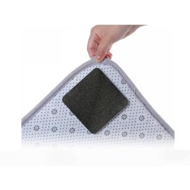 Imagem de 16 peças de pegadores de tapete, prendedor de carpete antiderrapante para pisos de madeira e azulejo, fita de carpete de área reutilizável e lavável, almofadas adesivas de dupla face, mantém os cantos