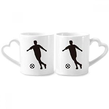 Imagem de Conjunto de canecas de porcelana para casais de futebol com contorno esportivo e coração de cerâmica