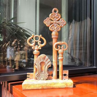 Imagem de LANDCHY 10.8‘’H Vintage Skeleton Key Figurine Resin Antique Key Model Decoration Retro European Style Home Ornament, Collectible Key Sculpture for Living Room, Office, Bookshelf & Gift