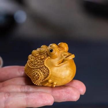 Imagem de FENNYYAR Estatueta de sapo pequeno de três pernas escultura em madeira de cipreste de penhasco, 5 cm, 4,8 cm, decoração de sala de estar, sala de estar, mesa de escritório