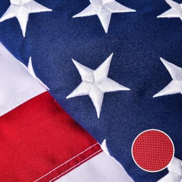 Imagem de Bandeira americana para exterior 1,2 x 1,5 m - Série à prova de rasgos, uso ao ar livre, bandeiras dos EUA - Longa duração, resistente ao desbotamento - Bandeira dos EUA de poliéster grosso - Bandeira