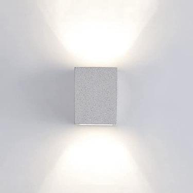 Imagem de Arandela de parede quadrada em formato de cubo, com acabamento em cimento, ideal para iluminação de cabeceira em quartos e salas de estar. Perfeita para decorar paredes.