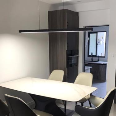Imagem de Luminária pendente linear moderna com intensidade de luz ajustável de 10% a 100%, LED, controle remoto, 100 cm, lustre para ilha de cozinha, luminária suspensa com altura ajustável para sala