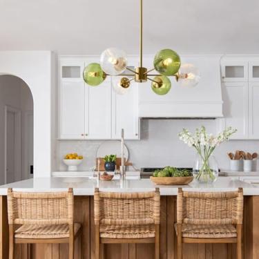 Imagem de Lustre pendente moderno com 6 lâmpadas, globo transparente e detalhes dourados, estilo nórdico, ideal para decoração de restaurantes. Lustre Sputnik em latão escovado, estilo meados do sécul