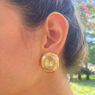 Imagem de Brinco Oval Banhado Texturizado em Metal Dourado - Feito À Mão Acessór