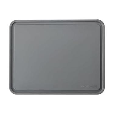 Imagem de KitchenAid Tábua de corte de plástico clássica com trincheira de perímetro e bordas antiderrapantes, pode ser lavada na lava-louças, 28 x 35 cm, cinza