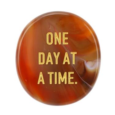 Imagem de CUOFYUNL Pedra da preocupação, um dia de cada vez Inspirador, aumenta a confiança, dá poder, pedra do polegar para ansiedade (Ágata Vermelha)