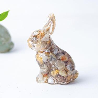 Imagem de Estatueta de coelho de cristal, estátua de resina de coelho em pé com decoração de cristal natural, lindo enfeite de mesa de luxo para escritório ou entrada, presente de decoração de casa estética