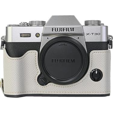 Imagem de Capa X-T30, capa BMAOLLONGB feita à mão em couro de fibra de carbono PU para meia câmera, versão com abertura inferior para Fujifilm X-T30 XT30 com alça de mão (branca)
