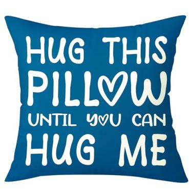 Imagem de OTOSTAR Capa de almofada Hug This Pillow Until You Can Hug Me Square Lover Fronha 50 x 50 cm para presente de coração de casal de longa distância, presente de aniversário para namorado namorada (azul)