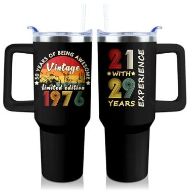 Imagem de XAIVEZL Presentes de aniversário de 50 anos para homens copo de 1,134 g com alça e tampa de canudo à prova de vazamento - copo vintage 1975 presentes de aniversário de 50 anos para mulheres copos