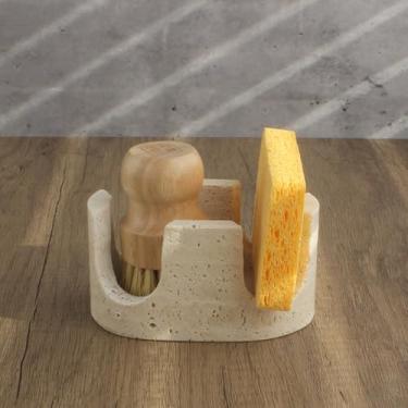 Imagem de Nawgnail Suporte de esponja de travertino natural com 2 compartimentos para balcão de cozinha, rack de secagem de pedra 2 em 1, suporte de esponja para organizador de pia - travertino bege