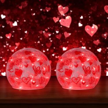 Imagem de YEAHOME Decoração de Dia dos Namorados, conjunto de 2 luzes LED de bola de vidro crackle com padrão de coração de amor para decoração de mesa, globos iluminados dos namorados com temporizador para