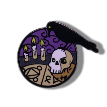 Imagem de Corvo no crânio cena de necromante broche de esmalte broche, joias para jaquetas, jeans, mochila, pano, bolsa de lapela, chapéu, presente para amantes de terror de Halloween, mulheres, meninas,