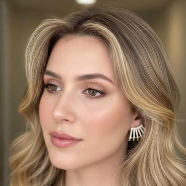 Imagem de Brinco Ear Cuff cravejado fileiras detalhes 5 zircônias banhado a Ouro
